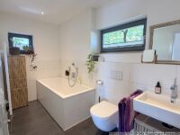 Das kleinere Bad mit Wanne