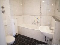 Das Bad mit Badewanne