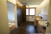 Das Bad mit Fenster und Dusche - ***Großzügige 4-Zimmer-Wohnung mit 3 Balkonen und Einzelgarage***