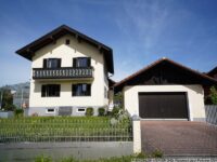Haus mit großer Garage