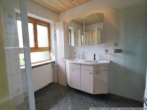 Teil des Bads mit Fenster und Dusche im Obergeschoss