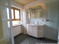 Teil des Bads mit Fenster und Dusche im Obergeschoss