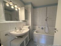 Zeitloses Bad mit Wanne