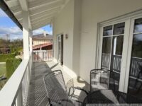 Toller, überdachter Balkon