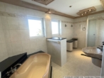 Das große Bad mit Fenstern, Dusche und Wanne - ***Die ganze oberste Etage! Super hell, super Blick!Penthouse-Flair***