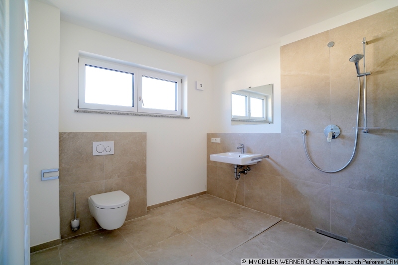 Das Bad mit Fenster und Dusche