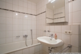 mit Badewanne - ***Alles dabei: 3-Zimmer-EG-Wohnung m. Garten, Küche und Carport-Stellplatz***