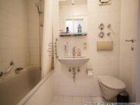 Das Bad mit Badewanne