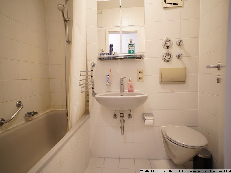 Das Bad mit Badewanne