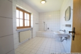 Bad mit Fenster, Dusche und Badewanne - ***Gepflegte, helle DHH mit Garten, Garage und ausbaubarem DG in ruhiger Lage in Beyharting***