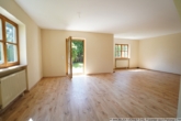 Blick in den hellen Wohnraum - ***Gepflegte, helle DHH mit Garten, Garage und ausbaubarem DG in ruhiger Lage in Beyharting***