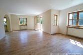 und vielen Fenstern - ***Gepflegte, helle DHH mit Garten, Garage und ausbaubarem DG in ruhiger Lage in Beyharting***