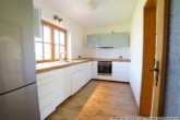 Die Küche mit Fenster und EBK - ***Gepflegte, helle DHH mit Garten, Garage und ausbaubarem DG in ruhiger Lage in Beyharting***