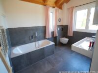 Modernes Bad - Dusche + Wanne