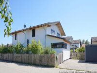 Eingangsseite und Garage