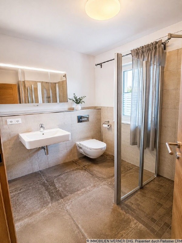 Gäste-WC mit Dusche im EG