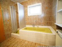 gr. Einheit - mit Fenster, Dusche und Badewanne