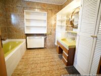 gr. Einheit - Bad mit Fenster, Dusche und Wanne