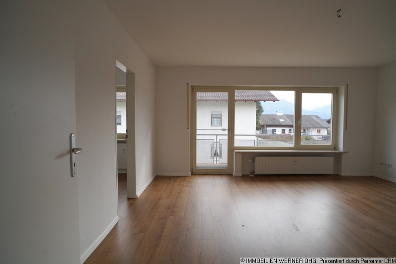 Der Wohnraum mit  großem Fenster